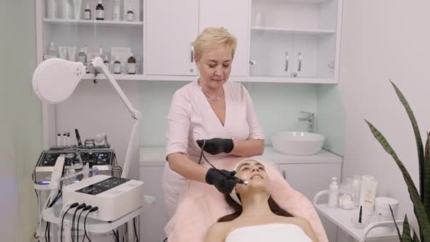 Tratamiento Elevación Lifting Facial Quirúrgico Testimonios Clientes Experto Belleza Realiza — Vídeos de Stock