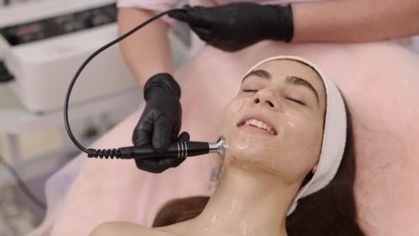 Klantsessie Behandelingskosten Training Cosmetoloog Voert Radiofrequentiehijsprocedure Uit Bekend Als Lifting — Stockvideo
