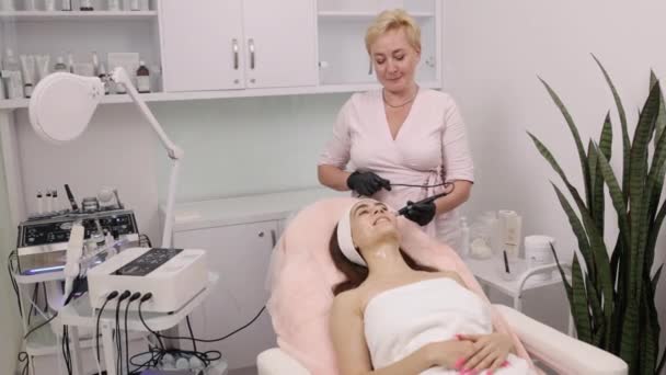 Treatment Preparation Techniques Maintenance Sessions Skin Care Specialist Performs Radio — Stock Video