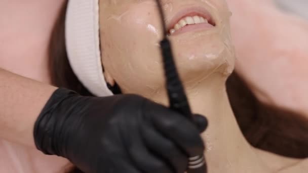 しわの減少 安全上の注意 治療後の指示 美容師は 患者に無線周波数リフティング手順 またはRfリフティングを実施します — ストック動画