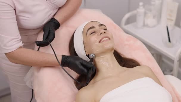 Zařízení Frekvence Zvedací Léčba Kosmetik Provádí Pro Klienta Zvedací Proceduru — Stock video