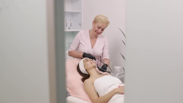 Терапия Лица Улучшение Кожи Уменьшение Морщин Специалист Красоте Проводит Пациентам — стоковое видео