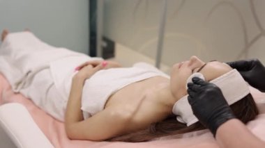 Nemli ipuçları, Güzellik uzmanlarının tavsiyeleri, cilt bakımları. Kozmetik uzmanı pamuk pedlerle su ihtiyacını karşılıyor..
