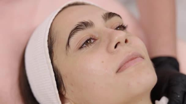 肌肤清洁 轻轻触摸 面部清洁 美容师小心用洗脸液浸湿的布擦拭顾客的脸部 — 图库视频影像
