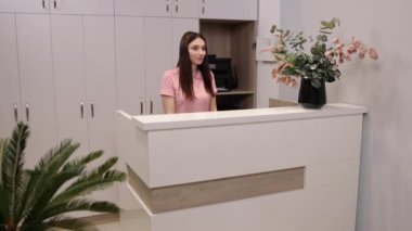 Personel üyesi, form, resepsiyon etkileşimi sağlar. Personel üyesi müşteriyi resepsiyonda karşılar ve tamamlamaları için form sağlar.