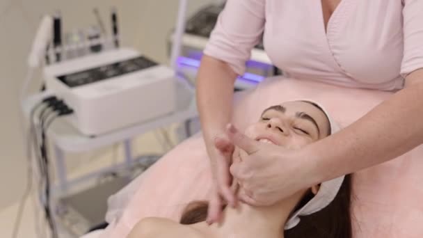 Krämapplicering Krämmassage Kosmetologisk Träning Kosmetolog Kvinna Slätar Grädde Patienter Ansikte — Stockvideo