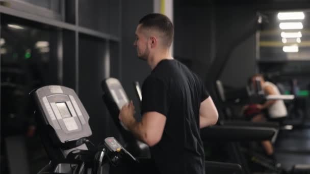 运动常规 体操跑步机 跑步机速度 这个人正在跑步机上进行高强度的锻炼 — 图库视频影像