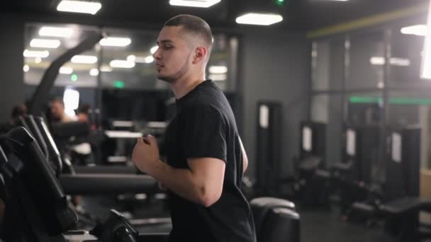 Treadmill Kecepatan Gym Treadmill Latihan Cardio Gym Goer Berjalan Atas — Stok Video