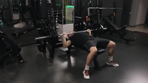 Επαγγελματίας Αθλητής Bench Press Hardcore Gym Bodybuilder Χρησιμοποιεί Μηχανήματα Βάρους — Αρχείο Βίντεο