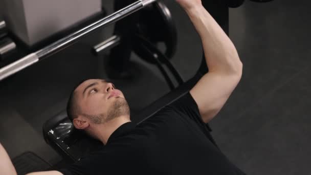 Boucles Biceps Chemise Sans Manches Physique Impressionnant Malgré Bodybuilders Concentrer — Video