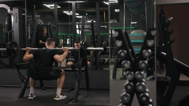 Mannelijke Energie Kernkracht Gym Routines Met Gewichten Zijn Nek Bodybuilder — Stockvideo