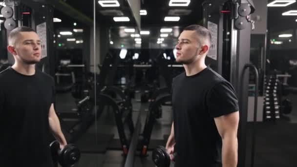 Rigorous Workouts Gym Fit Man 열심히 연습하고 시범을 기능적 훈련에 — 비디오