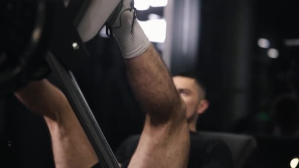 スポーツマン 健康的なライフスタイル フィットネスセンター フィットネスのプロは ジムマシンを使用した脚の筋肉の発達に焦点を当てています — ストック動画