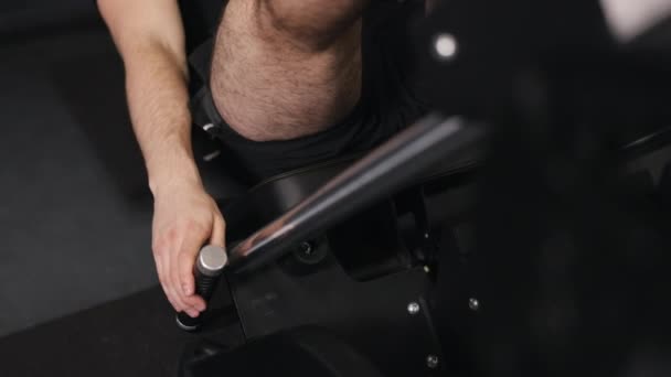 Gym Workouts Goed Gebouwde Coach Gym Machine Aantrekkelijke Mannelijke Trainer — Stockvideo