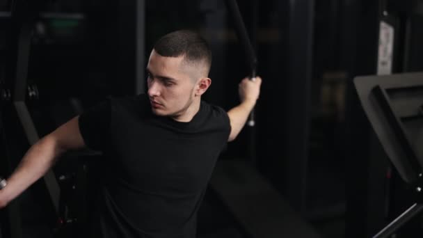 臂练习 健身机 二头肌卷曲 肌肉发达的人在健身房用健身器械刻苦锻炼手臂肌肉和胸部 — 图库视频影像