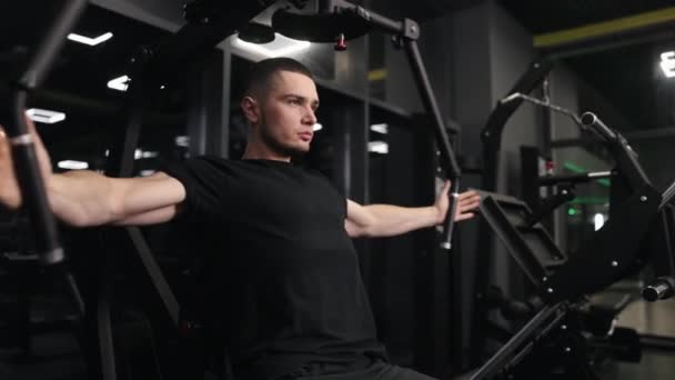 Fitness Dedikace Bench Press Cable Cvičení Dobře Tónovaný Pohledný Muž — Stock video