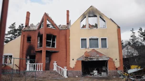 爆破後破壊された建物街を破壊した 戦争中に多くの建物が破壊された ウクライナの戦争はまた 爆撃の結果として ほこり 破壊された建物 損傷した家を国を去った — ストック動画