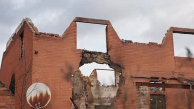 Binalar yıkıldı, bombardıman yüzünden hasar gördü, enkaz oldu. Bombalama sonucu Ukrayna 'da yıkılan bina, enkaz ve toz hasarlı ev savaştan zarar gördü..
