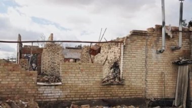 Korkunç görüntüler, savaş yüzünden harap olmuş bir ev. Felaketin ortasında yıkılmış bir bina. Enkaz, toz ve hasarlı ev seli var. Ukrayna 'daki bombalama sonrası.