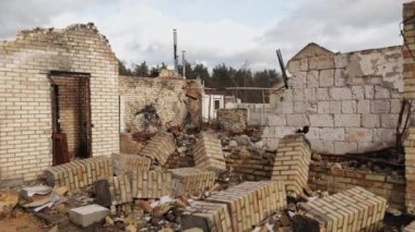 Bombalama sonrası, şehri yok etme, yıkılan bina. Bombalamanın ardından Ukrayna 'daki savaş yıkıldı. Enkaz, toz, ev hasarı ve bombardıman sahnesi yıkıldı..