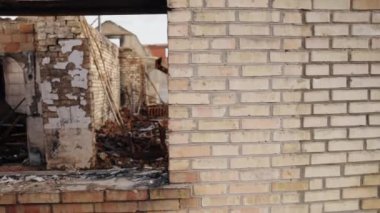 Beton bina, tuğla kalıntıları, hasarlı ev. Bombalama sonucu savaştan zarar gören Ukrayna 'daki bina, enkaz, toz ve hasarlı evler yıkıldı.