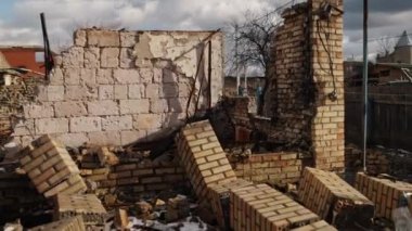 Hasarlı ev, yıkılmış şehir, çökmüş bina. Savaş, Ukrayna 'daki savaş, yıkıntı dolu felaket sahnesi, hasar görmüş evler, Ukrayna' daki bombalamalar, yıkılan binalar.
