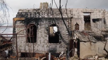 Yıkılan binalar, Ukrayna 'nın bombalanması, hasarlı evler. Felaketin ortasında yıkılmış bir bina. Enkaz, toz ve hasarlı ev seli var. Ukrayna 'daki bombalama sonrası.