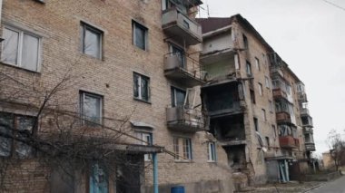 Savaş, harabeler, konut binaları tarafından tahrip edildi. Ukrayna 'daki savaş nedeniyle yıkılan binalar, afet sahnesinde yıkılan binalar, bombardıman sonucu yıkılan evler, Ukrayna' daki savaş sonrası evler..