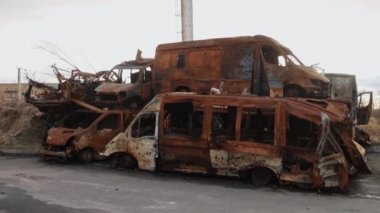 Sivil bombalama, paslı araba, Rus istilası. Araç füze saldırısıyla yok edildi. Ukrayna savaşı, Rusya istilası, şehir kalıntıları, arabalara hasar, afet bölgesi