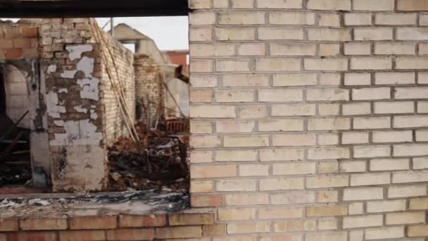 コンクリートの建物レンガの残骸損傷した家 戦争で損傷を受けた建物 ウクライナの建物の崩壊のシーンの一部 ほこりや損傷した家は爆撃の結果として残された — ストック動画