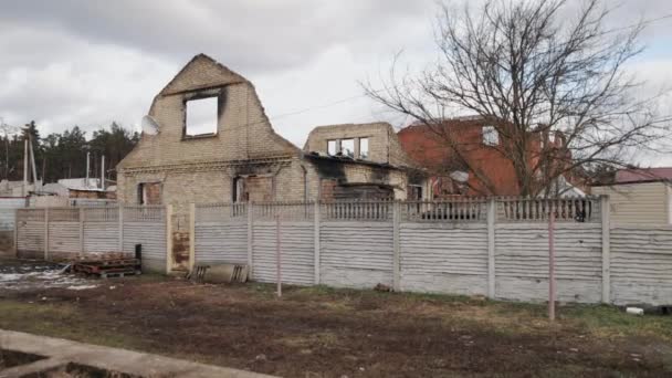 Destruida Por Guerra Casas Quemadas Bomba Rusa Edificio Colapsado Medio — Vídeos de Stock