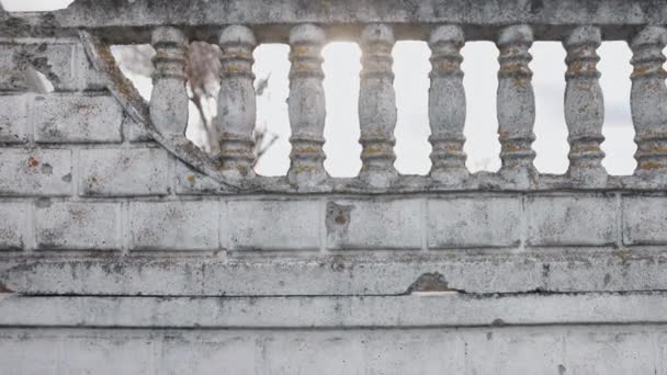 損傷した表面 コンクリートフェンス ショット穴 ウクライナでの戦争 弾丸穴のあるコンクリートフェンス またはシェルが破壊された後 — ストック動画