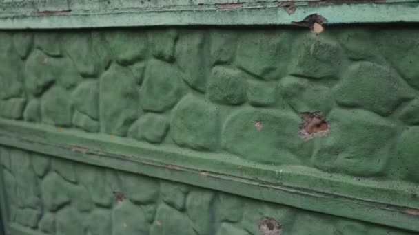 Пулевые Отверстия Война Украине Бетонный Забор Разрушенный Бетонный Забор Украине — стоковое видео