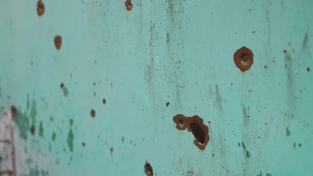 鉄の柵弾痕穴壁 ウクライナの金属製の柵は弾丸や砲弾で破壊され 弾丸や砲弾の穴が残された — ストック動画
