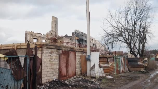 ロシア戦争 敵航空機 崩壊した建物 戦争で損傷を受けた建物 ウクライナの建物の崩壊のシーンの一部 ほこり 損傷した家は爆撃の結果として取り残されました — ストック動画