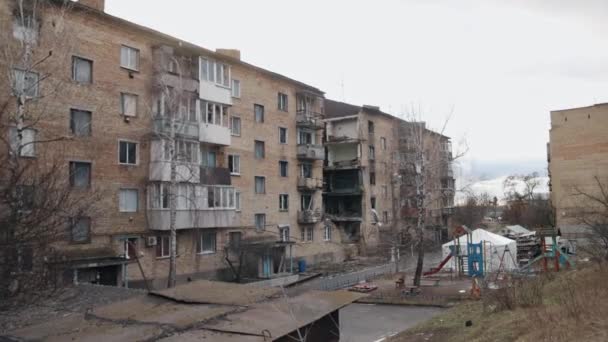 コンクリートの建物破壊された敵のミサイル ウクライナでの戦争の後 いくつかの破壊された建物 建物が崩壊し 破片が散乱し どこでもほこり 爆撃によって引き起こされた家 — ストック動画