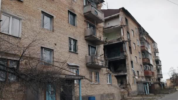 戦争によって破壊された家の廃墟住宅建築 ウクライナでの戦争のために破壊された建物 災害現場で崩壊した建物 爆撃によって破壊された家 ウクライナでの戦争の余波 — ストック動画