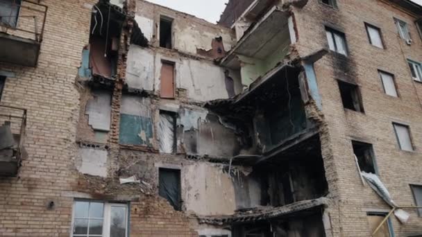 Raketenschäden Graue Trümmer Zerstörte Stadt Kriegsbeschädigtes Gebäude Teil Der Einsturzstelle — Stockvideo