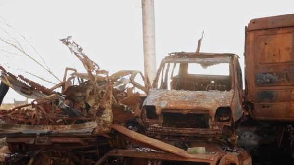 汽车被烧毁了 俄国战争 战争的废墟 汽车被毁 对民用车辆的导弹袭击的后果 乌克兰战争 俄罗斯入侵 汽车被烧 城市被毁 汽车被毁 — 图库视频影像
