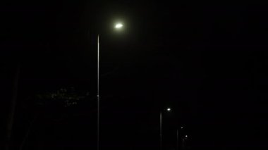 Gece aydınlatması, yol lambaları, sokak lambaları. Park Caddesi 'nde gece lambalar parlıyor..