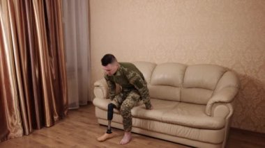 Yaralı askerler, askeri kahramanlar, yaralı savaşçılar. Adamın bacağı kesilmiş, bacak protezi olan bir subay, bacaklarında savaş yaraları olan bir gazi, yaralanan Ukraynalı bir asker var.