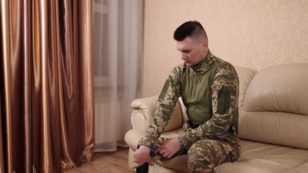 Miembro Amputado Veterano Ucraniano Pierna Protésica Amputado Oficial Militar Con — Vídeos de Stock