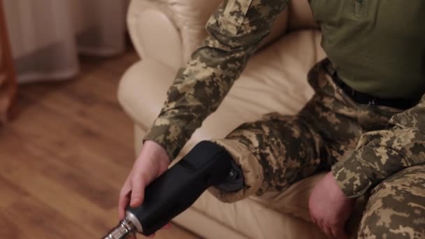 Amputowany Mężczyzna Ukraiński Żołnierz Amputowana Kończyna Amputowana Proteza Nóg Weteran — Wideo stockowe