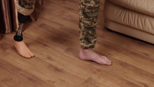 Katonai Veterán Traumás Felépülés Adaptív Rehabilitáció Embernek Amputálták Lábát Katonatiszt — Stock videók