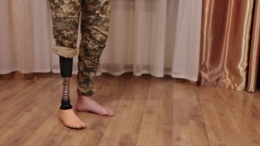 Gazi bakımı, protez uzuv, savaş desteği. Görev sırasında kolunu kaybetmiş bir asker bacağını güçlendirmek ve hareket kabiliyetini geliştirmek için fiziksel egzersiz yapıyor..