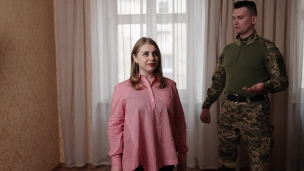 Gesto Romántico Boda Militar Ubicación Propuesta Con Anillo Bodas Mano — Vídeos de Stock