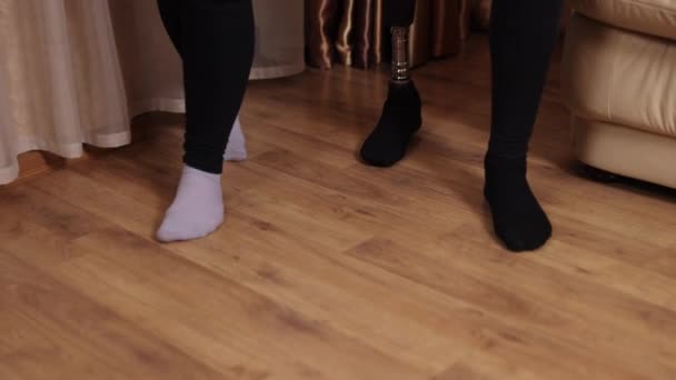 Hendikepovaná Chůze Protetický Pohyb Amputace Muž Amputovanou Nohou Jeho Společník — Stock video