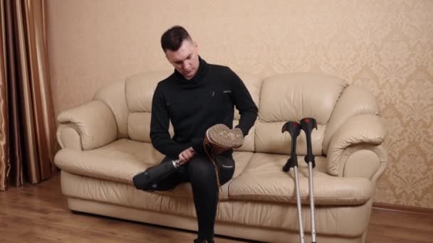 Zakładanie Butów Sztuczna Kończyna Wydajność Pracy Siedząc Kanapie Człowiek Protezą — Wideo stockowe