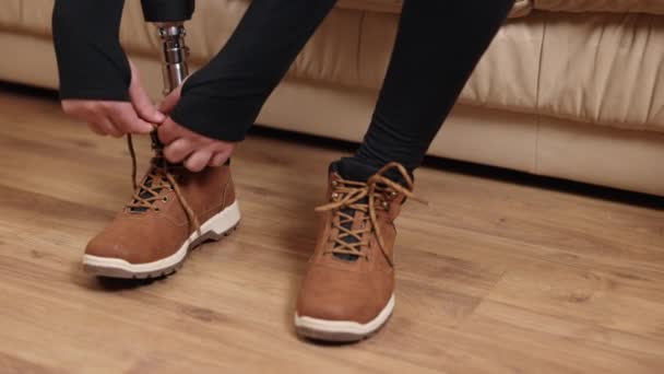 Класть Туфли Сидеть Диване Снимать Крупным Планом Человек Протезной Ногой — стоковое видео