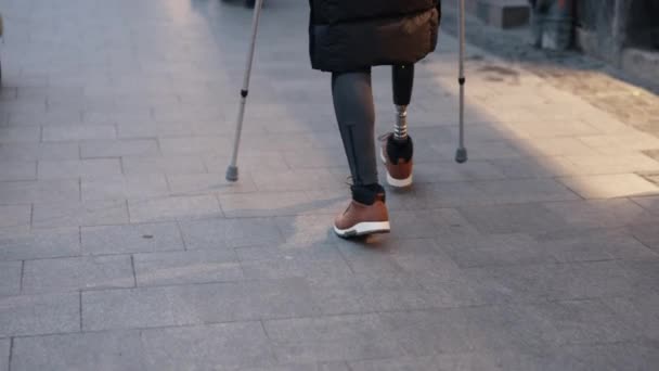 Andando Para Baixo Amputação Perna Vida Adaptativa Jovem Prótese Perna — Vídeo de Stock
